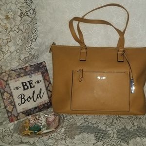 👜NINE WEST World Explorer Tote